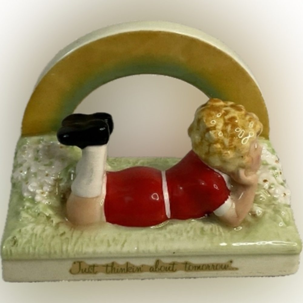 1982 Little Orphan Annie Applause Just Thinkin' About Tomorrow Rainbow Figurine